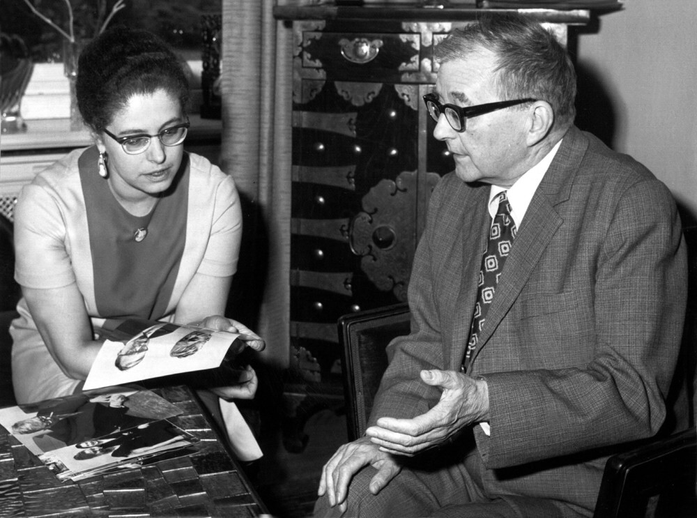 Sjostakovitsj spreekt met zijn vrouw Irina tijdens een bezoek aan toenmalig West-Berlijn in 1972