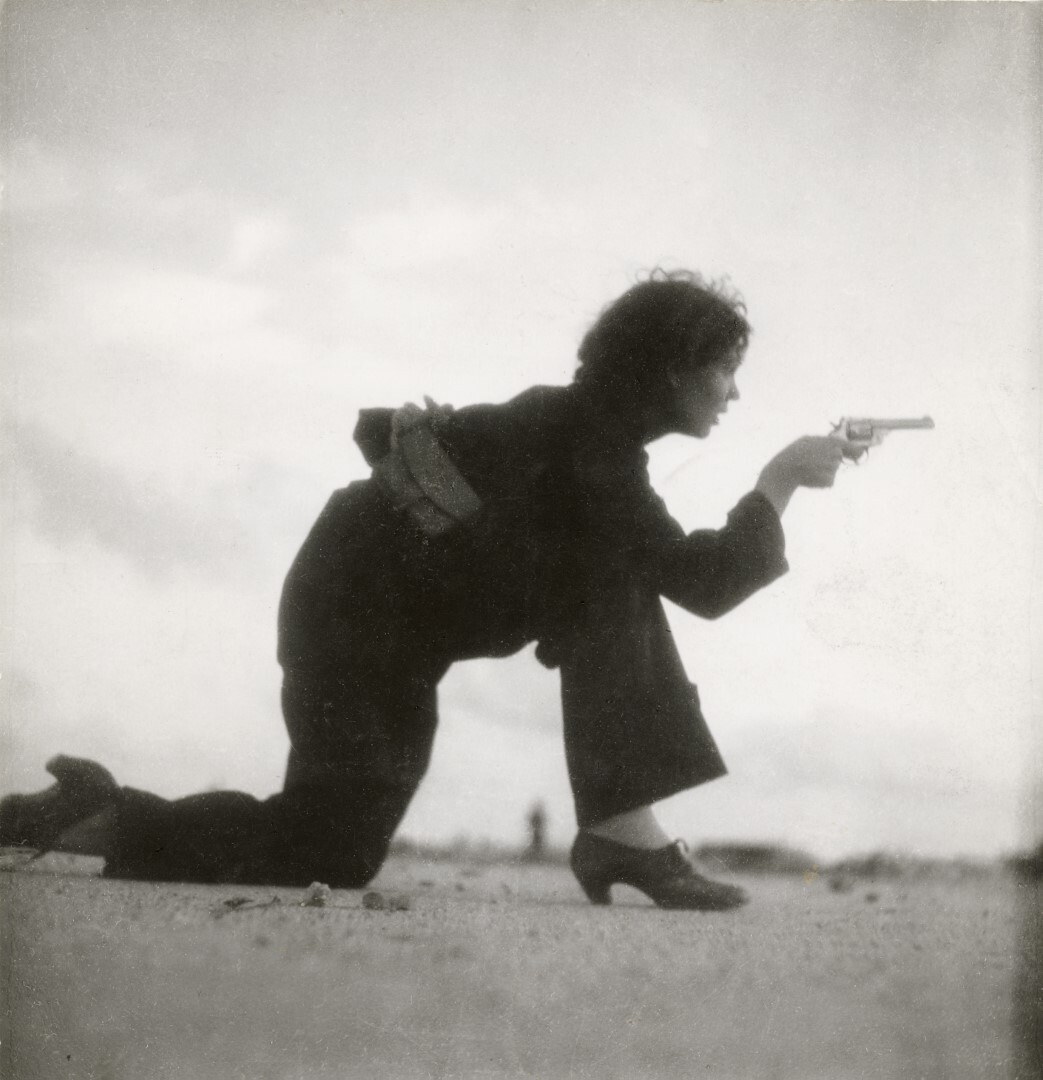 Republikeinse militievrouw traint op het strand buiten Barcelona, Spanje, augustus 1936