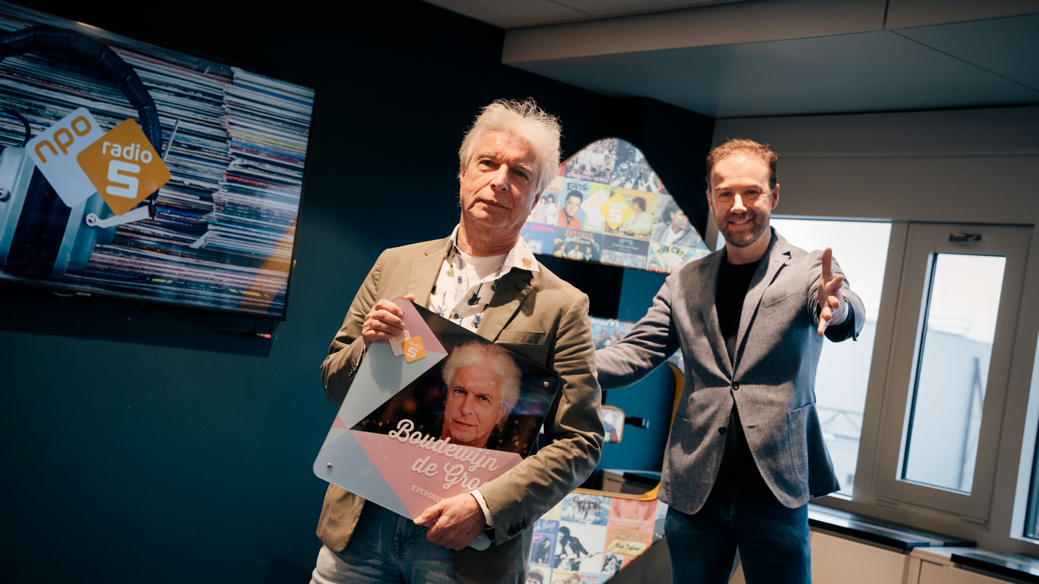 Boudewijn de Groot links en Radio 5 zendermanager Peter de Vries