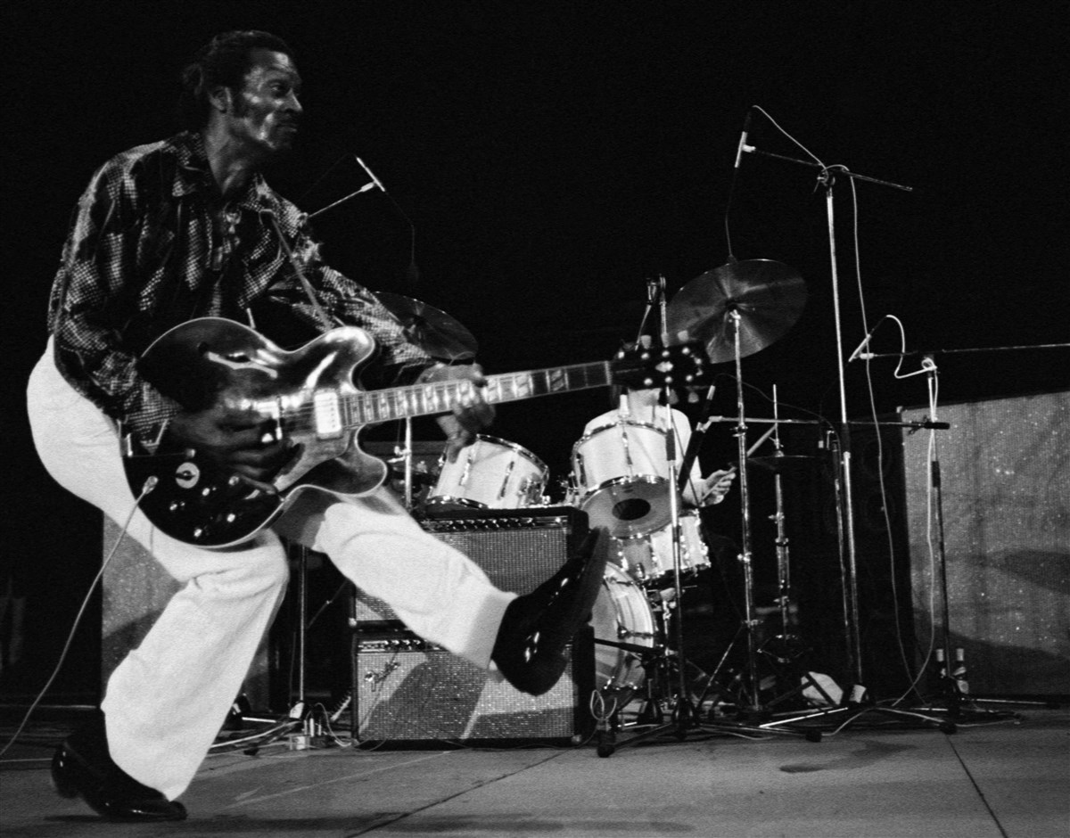 Chuck Berry doet de Duck Walk op de buhne