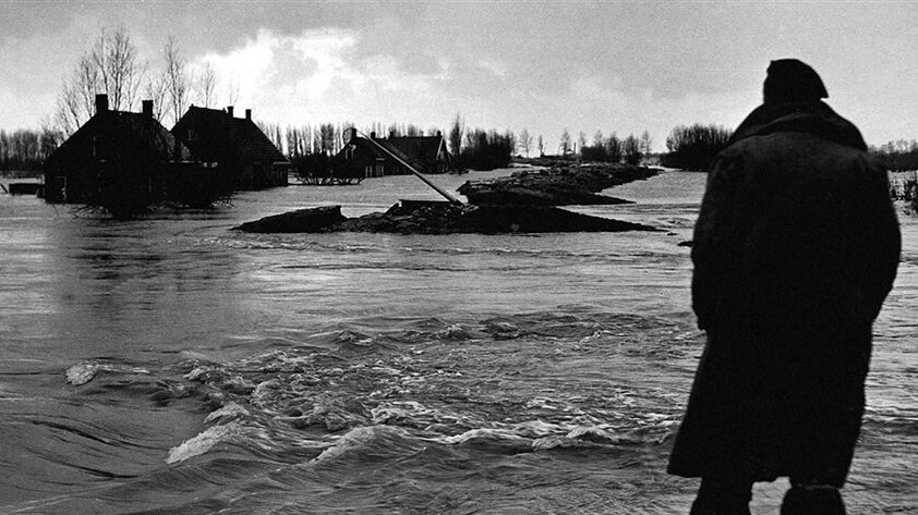 Man kijkt uit over overstroomd land, 1953