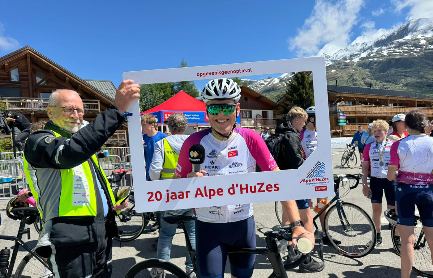Bert bij jubileumbord op berg