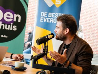 Tim Akkerman schreef Voor Mekaar lied 'Vrijwillige Handen', luister terug