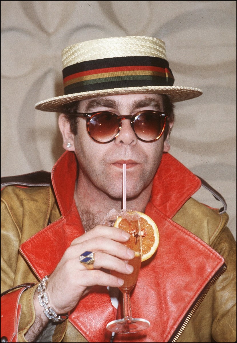 Elton John drinkt een drankje