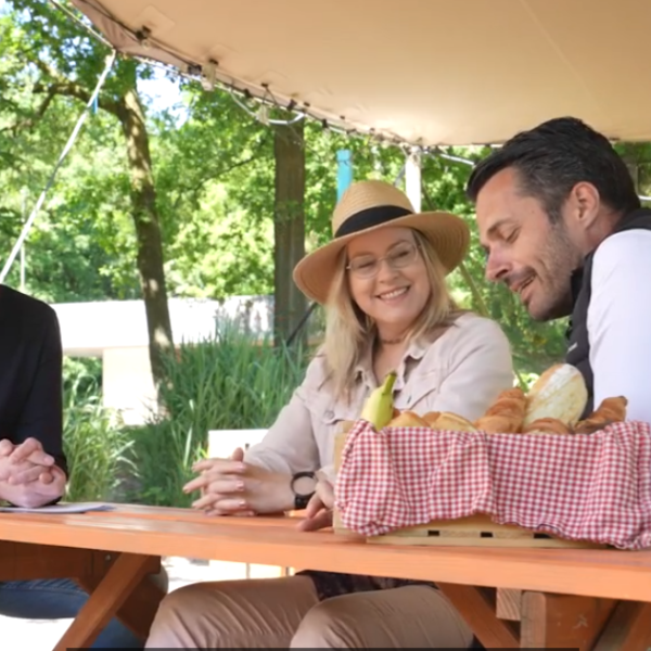 YouTube zomerserie Bert & Breakfast: De vakantiebaantjes van Jurjen en Simone