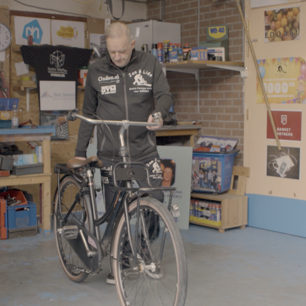 Jan en Lida schenken kinderfietsjes voor minima