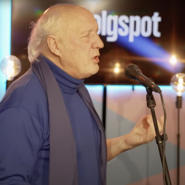 Tachtig en Tijdloos: Herman van Veen Over Jeugd, Weemoed en Geluk