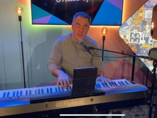 Stationspianist Hans Jansen voelt zich Thuis in het Evergreen Café