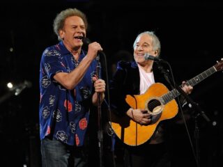 Deze hit van Simon & Garfunkel breekt na 58 jaar nog een Top 40-record