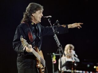 Ramplied of cultklassieker? De manische synths van McCartney's 'Temporary Secretary'