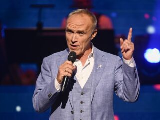 Stef Bos blaast 63 kaarsjes uit: bekijk drie bijzondere livemomenten