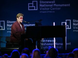 Elton John getroffen door ooginfectie