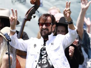 Ringo Starr viert nieuw album met rits aan Evergreen-artiesten