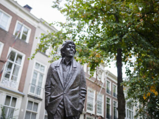 Standbeeld Paul van Vliet onthuld in Den Haag