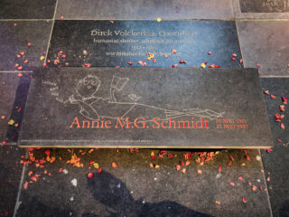 Schrijverssteen in Nieuwe Kerk voor Annie M.G. Schmidt