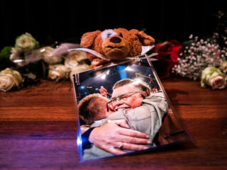 Erika Karst neemt single op ter nagedachtenis aan broer René