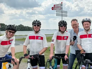 The Analogues fietsten door Europa voor het goede doel