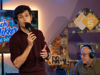 Dennis van Aarssen covert Aznavours 'She'