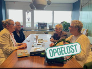 Zusjes Ina en Thea Loosman