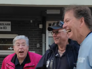 Video: Ron Kas rijdt buurtgenoten rond voor Lief Gebaar
