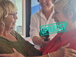 Vriendinnen Jannie Klaassen en Hennie van Dijk