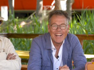 YouTube zomerserie Bert & Breakfast: Meisjes, demonstraties & evergreens zingen