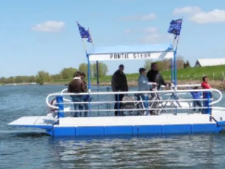 Schipper mag ik overvaren? Hélène pakt de fietspont!