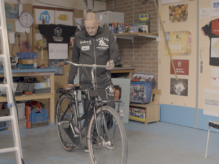 Jan en Lida schenken kinderfietsjes voor minima