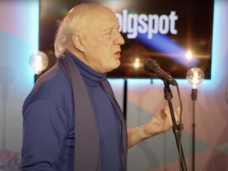 Tachtig en Tijdloos: Herman van Veen Over Jeugd, Weemoed en Geluk