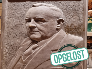 Eigenaar van bronzen gevelplaat