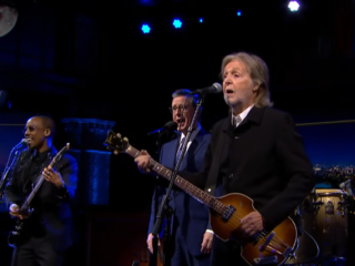 Paul McCartney & Elvis Costello zwaaien Late Show van Stephen Colbert groots uit