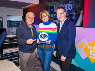 Marcella Mesker (NOS) wint Theo Koomen Award