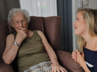 Yvon zingt met passie voor dementerende ouderen