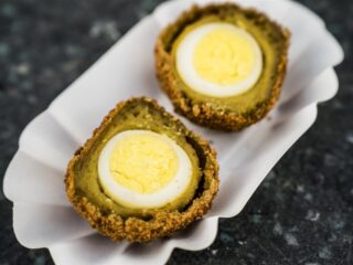 De eierballenmachine moet Nederland aan Groningse snack krijgen