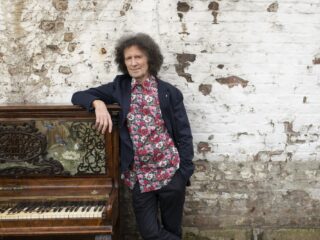 Gilbert O'Sullivan opent Evergreen Top 1000 Stemweek