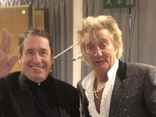 Een videoboodschap van Rod Stewart en Jools Holland