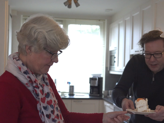 Bert ging op bezoek bij de jarige Elly