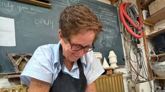 Fleur verrast oma met dagje uit naar pottenbakstudio