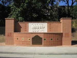 Stenen monument met reliëf afbeelding van The Beach Boys