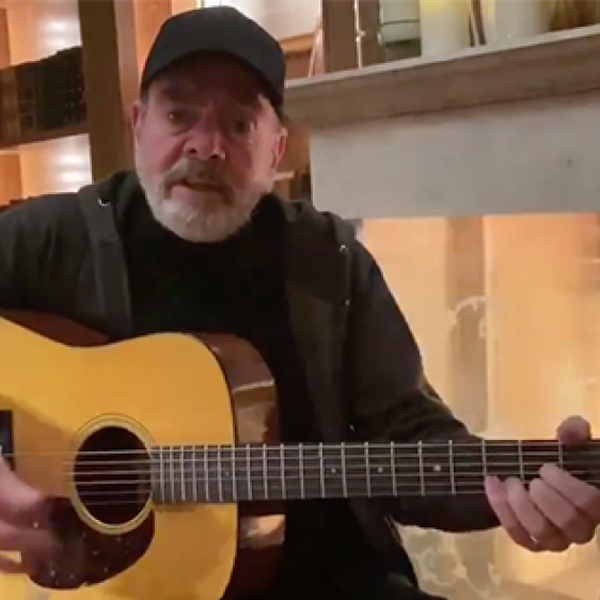 Neil Diamond zingt speciale 'Sweet Caroline'