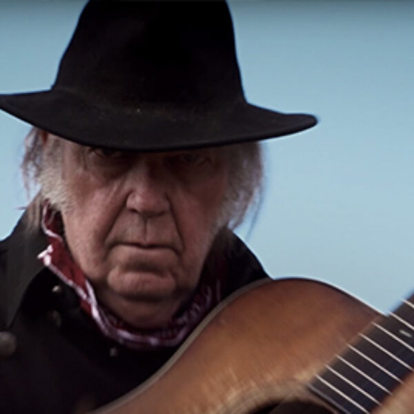 Kijk: Neil Young als cowboy in western