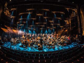 Metropole Orkest speelt 'The Show Must Go On'