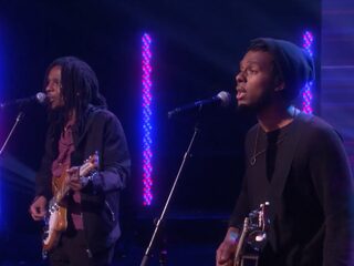 Jonge straatmuzikanten spelen Beatles