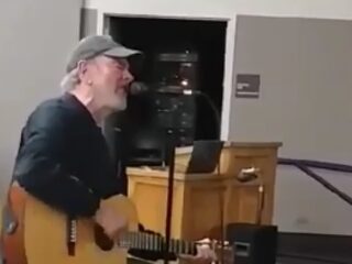 Video: Neil Diamond verrast brandweer