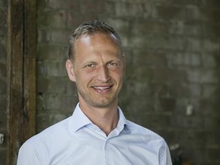 24 mei: Maar wij zien Jezus