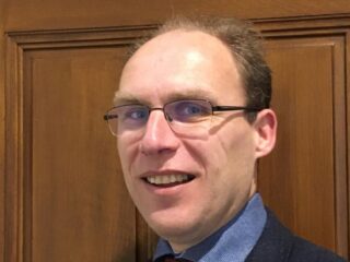 24 febr: En Jezus stond stil