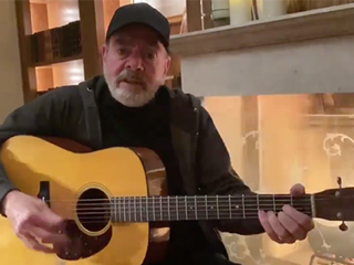 Neil Diamond zingt speciale 'Sweet Caroline'