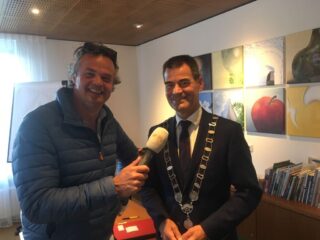 Joris en de burgemeester delen lintjes uit