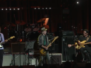 'The Weight' live tijdens benefiet