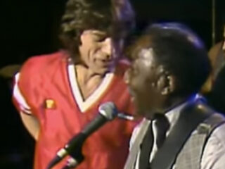 Mick Jagger en Muddy Waters delen het podium